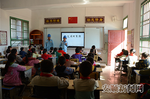紫云供电局党员服务队在四大寨乡茅坪小学宣传安全用电知识