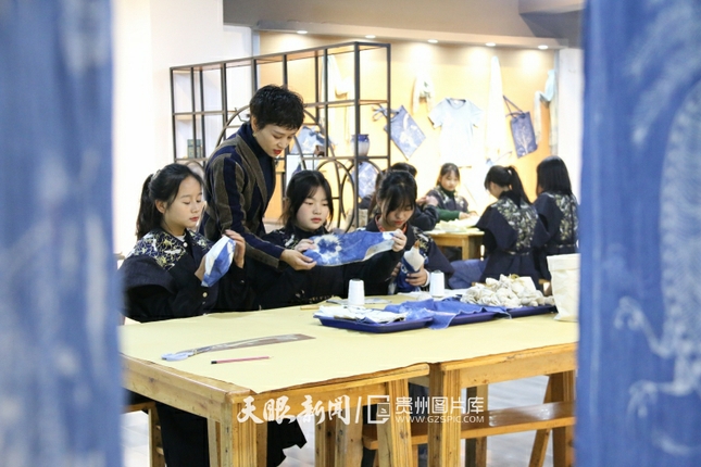 429264-2021年11月17日，在贵州省遵义市播州区中等职业学校，学生在老师的指导下制作扎染。.jpg