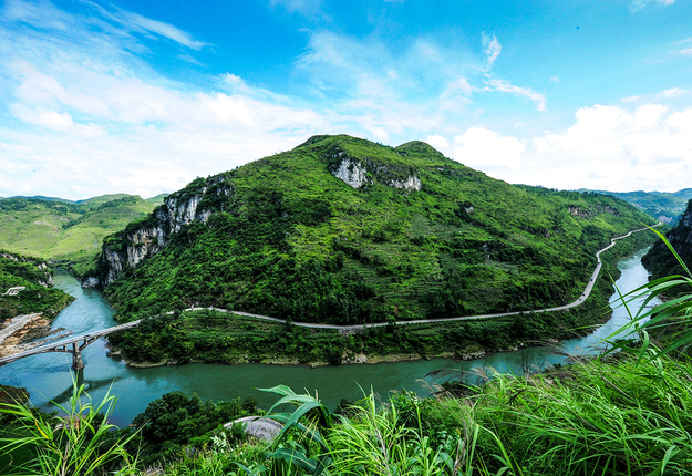 三岔河畔的普定至补郎通村油路.jpg