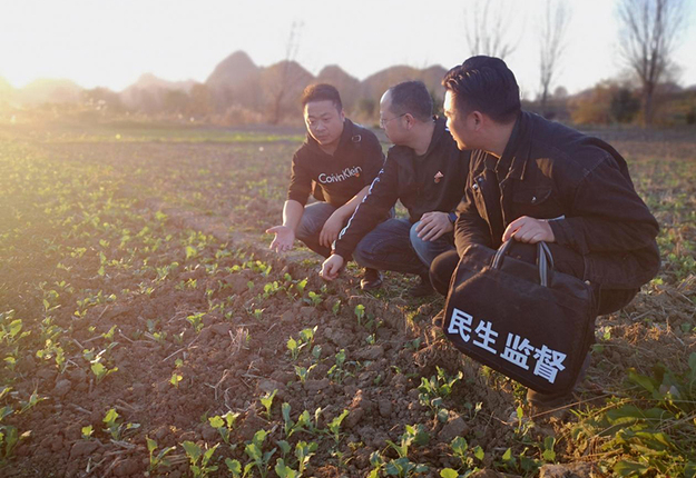 西秀区纪检监察干部到大西桥镇鲍屯村对农业产业发展情况开展监督检查，了解产业发展及有关扶持政策落实情况。.jpeg