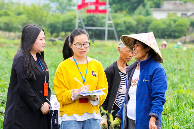 普定县纪检监察干部深入田间地头开展监督检查，着力解决群众急难愁盼问题。.jpeg