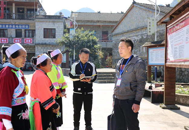 镇宁自治县纪委监委到双龙山街道大寨村开展监督检查.jpeg