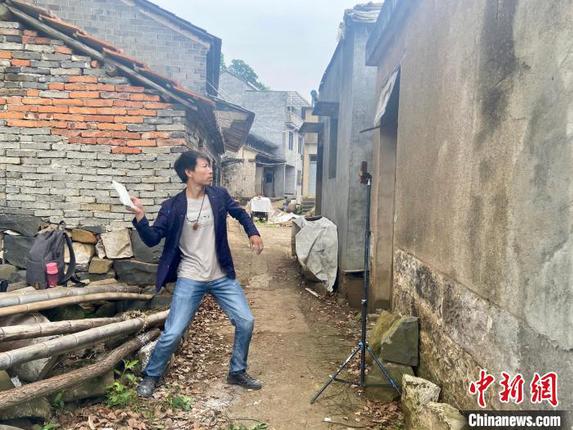 杨军昌一边泼墨一边拍摄短视频 项菁 摄 杨军昌一边泼墨一边拍摄短视频 项菁 摄