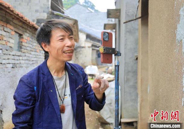 杨军昌准备拍摄短视频 项菁 摄 杨军昌准备拍摄短视频 项菁 摄