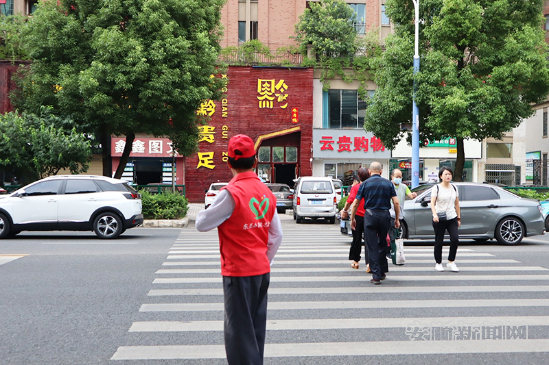 8月5日，西秀区东关办事处志愿者在黄果树大街贵医附院段开展文明交通劝导。