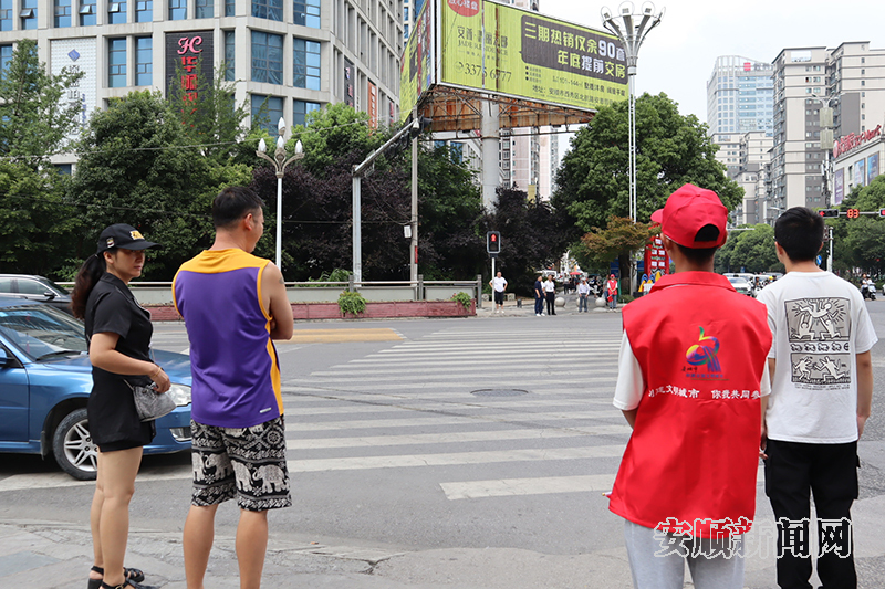 8月5日，西秀区凤凰社区服务中心在志愿者在黄果树大街大润发段开展文明交通劝导。