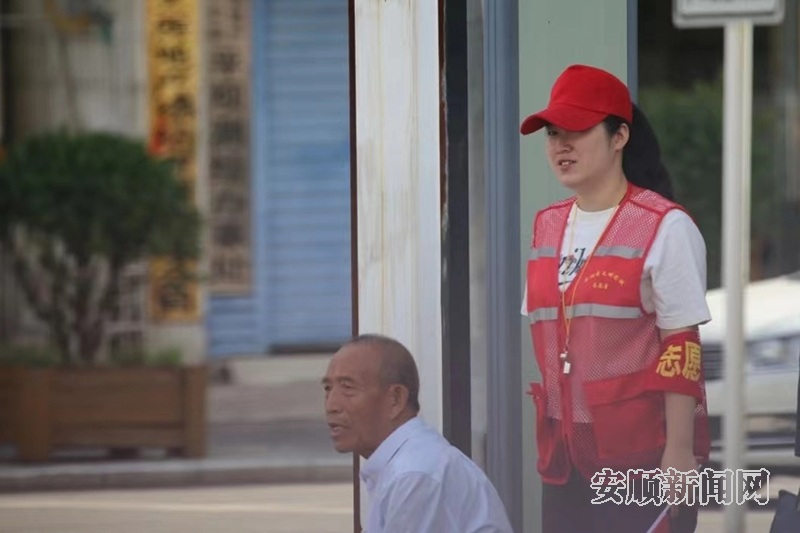 每周五为平坝区学雷锋志愿服务活动日，志愿者在重要交通十字路口等位置开展“行礼守礼·文明劝导”学雷锋志愿服务。