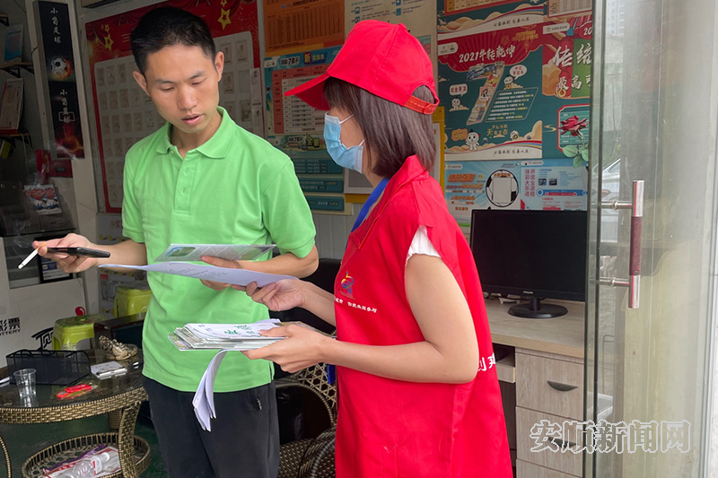 8月5日，经开区司法分局对西湖村居民和沿街商铺大力宣传《安顺市文明行为促进条例》等创文知识。