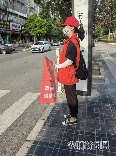 经开区志愿者在碧水路路口值守