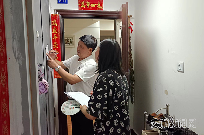 连日来，西秀区凤凰社区志愿者入户宣传创建全国文明城市的相关知识及政策，发放有关宣传资料。