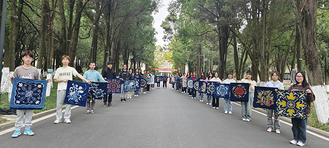 近日，安顺学院开展了蜡染非物质文化遗产进校园活动。活动中，同学们使用蜡刀、蜂蜡等工具，经过起草画图、点蜡绘花、蓝靛浸染等工序学习制作蜡染作品，体验非遗技艺，感悟民族文化。图为同学们集中展示创作的作品。 安顺日报社大数据智慧全媒体记者 罗野