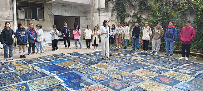 近日，安顺学院开展了蜡染非物质文化遗产进校园活动。活动中，同学们使用蜡刀、蜂蜡等工具，经过起草画图、点蜡绘花、蓝靛浸染等工序学习制作蜡染作品，体验非遗技艺，感悟民族文化。图为同学们集中展示创作的作品。 安顺日报社大数据智慧全媒体记者 罗野