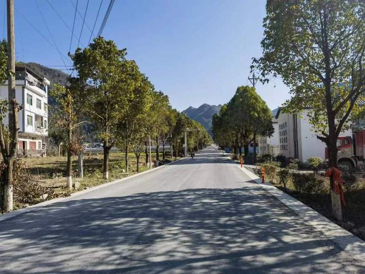 新扩建干净整洁的乡村道路.jpg