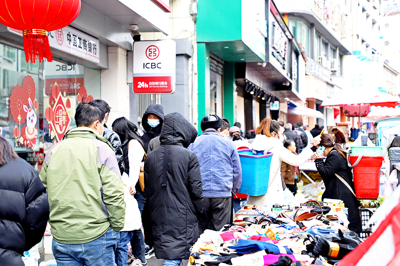 关岭滨河路上车水马龙、人头攒动.JPG