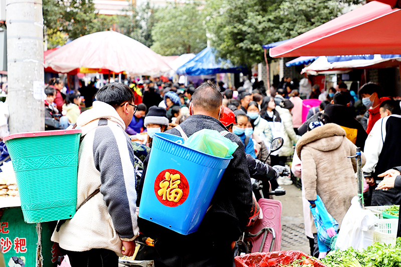 关岭世纪路上，市民们正在采买年货.JPG