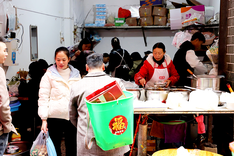 关岭上水巷的小吃店里坐满了食客.JPG