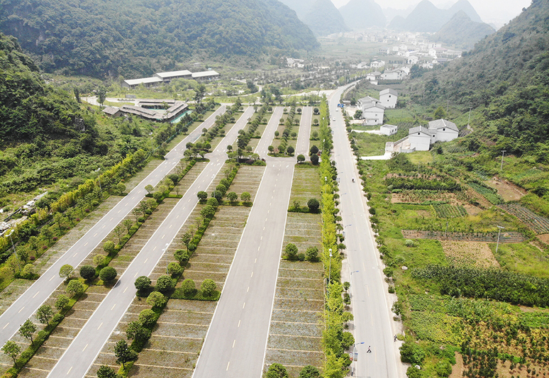 宽阔笔直的公路.jpg