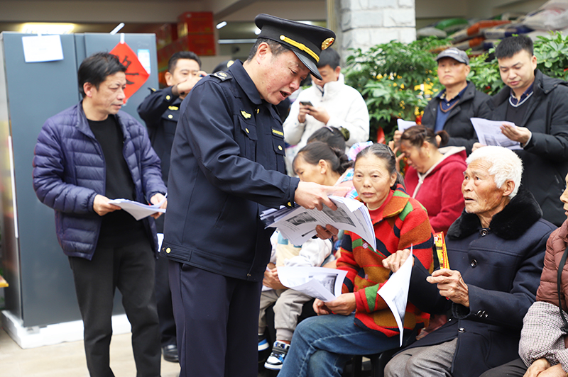 发放辨别假劣农资宣传资料.jpg