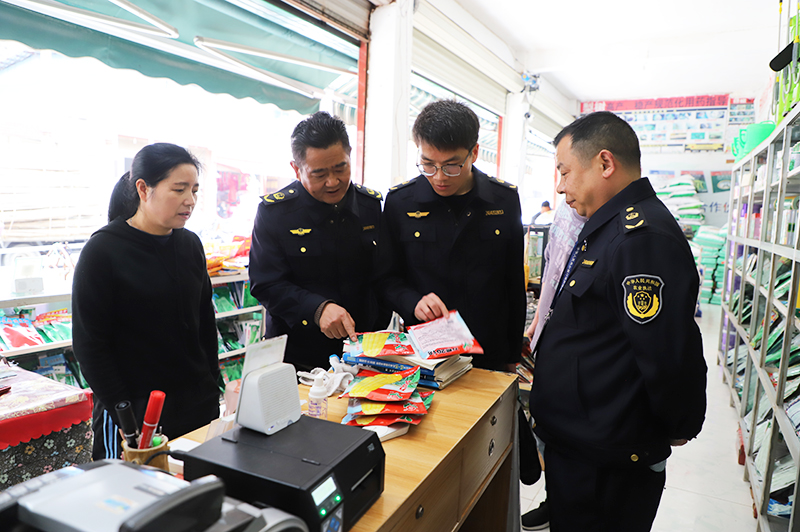执法人员检查农资产品包装、标识、购销台账等情况.jpg