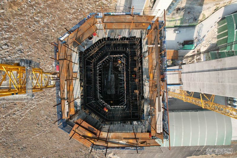 花江峡谷大桥5号主塔施工建设中
