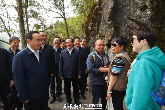 徐麟在龙宫景区与游客亲切交流.jpg