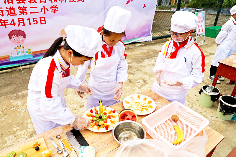 小学赛区高年级组，参赛学生正在制作水果拼盘.jpg