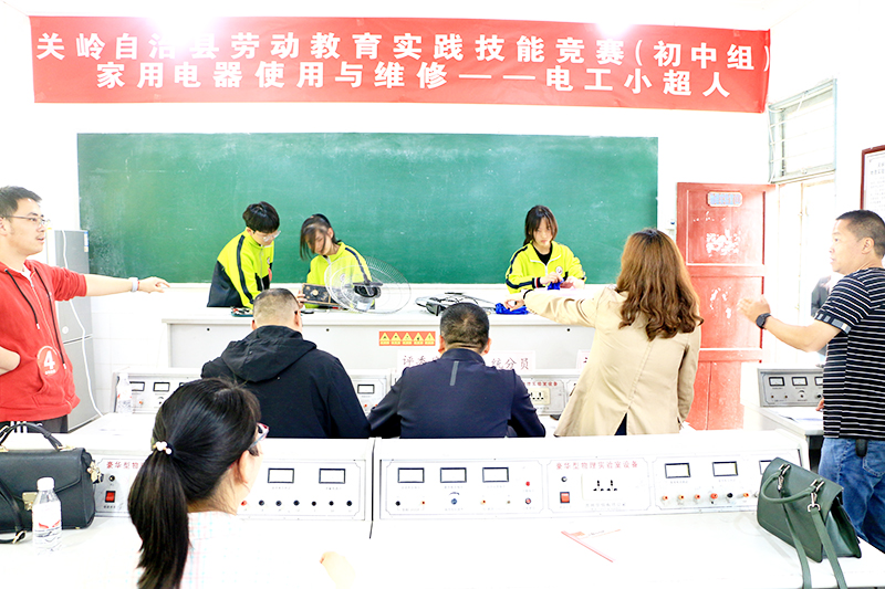 初中赛区参赛学生维修电风扇.jpg