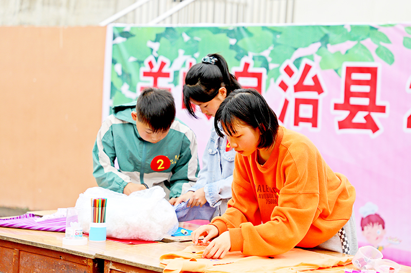 小学赛区高年级组，参赛学生正在缝制玩偶、缝补衣服和扣子.jpg