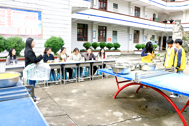 初中赛区参赛学生正在用杆秤称重.jpg