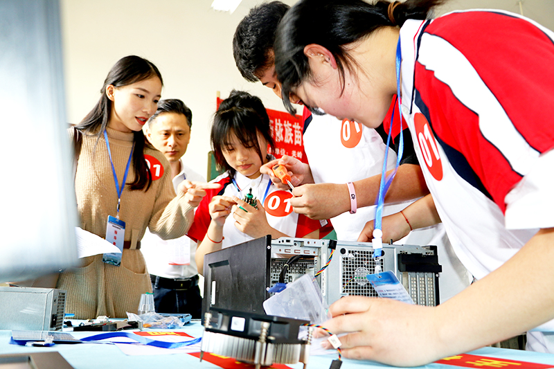 高中赛区参赛学生正在组装电脑.jpg