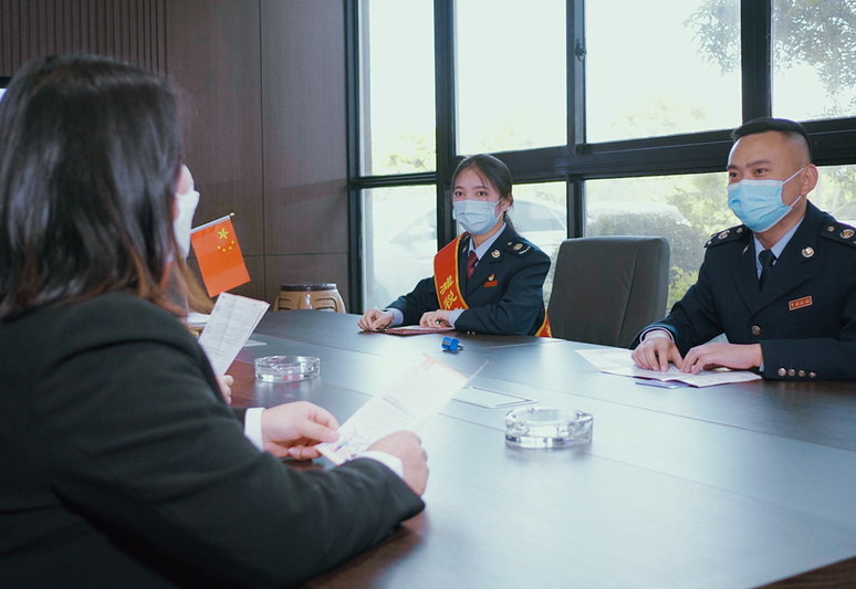 税务局上门走访企业宣传政策（图片由税务局提供）1.jpg