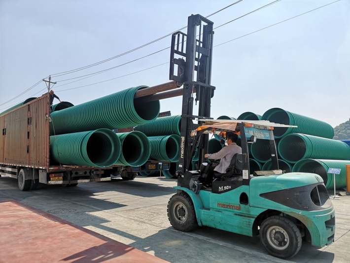 工人正在进行管道装车.jpg
