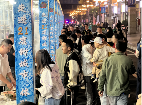 活动现场美食街热闹非凡  陈荣庆摄.png