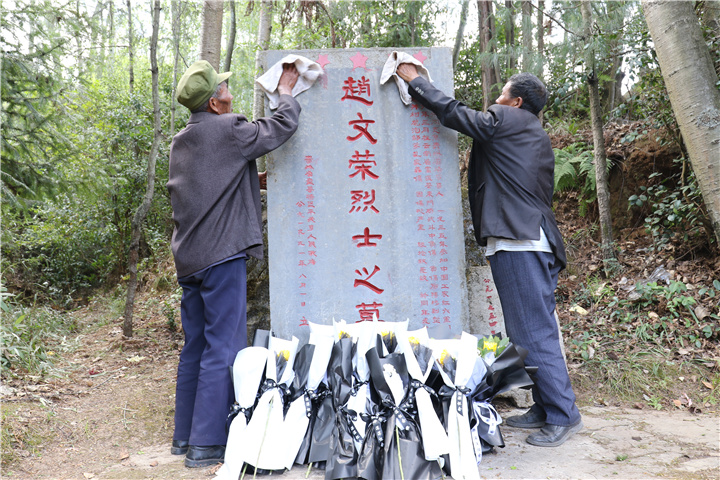第二代扫墓人邹广阳、邹广周两兄弟擦拭墓碑。.jpg