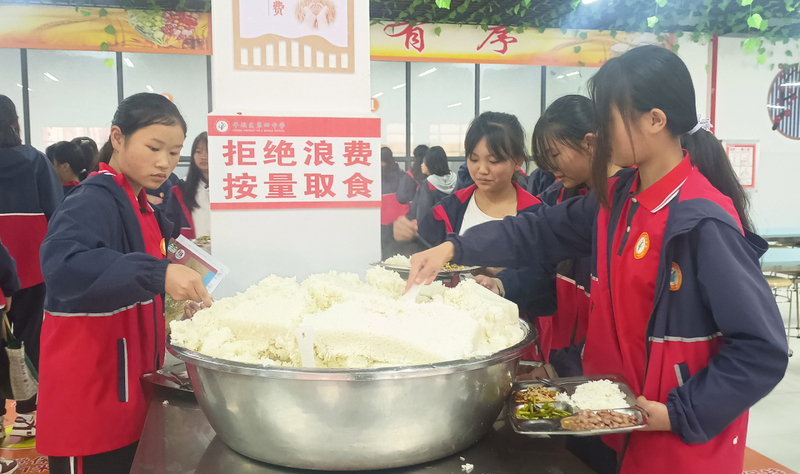 学生们来到打饭区按需取食.jpg