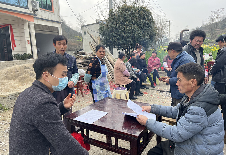 罗希（左一）到群众家中开展红白事宣传引导.jpg