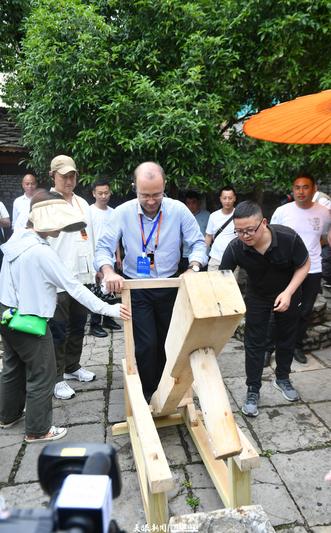 土耳其政务参赞艾普·阿塔克江在安顺天龙屯堡体验打糍粑.jpeg