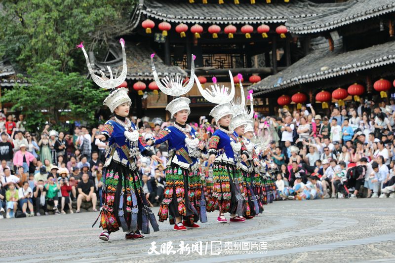 609406-5月2日，村民在贵州省雷山县西江千户苗寨景区表演民族歌舞。.jpg