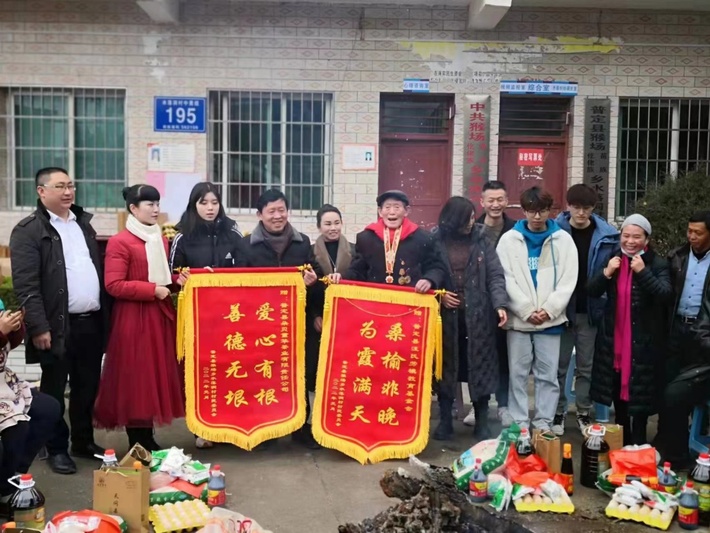 汪希文带领家人慰问贫困老人.jpg