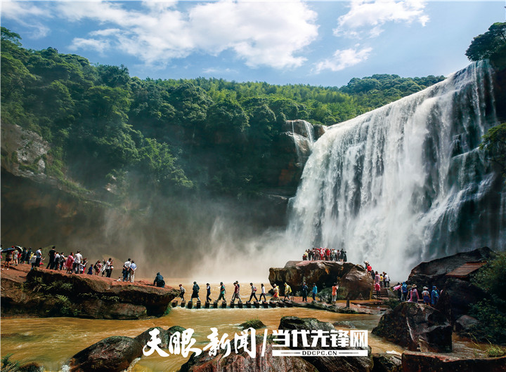 赤水丹霞旅游区·赤水大瀑布 喻德江 摄.jpg