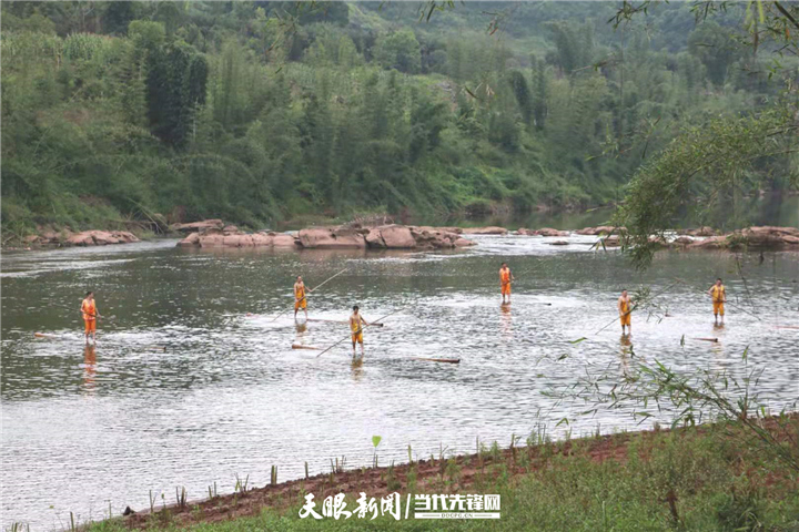 记者在赤水市大同河流域（赤水河支流）看见，几名男子正在河面上演绎独竹漂绝技.jpg