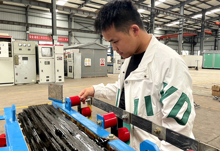 贵州康建电力设备有限公司工人作业 蒋天瑜.jpeg