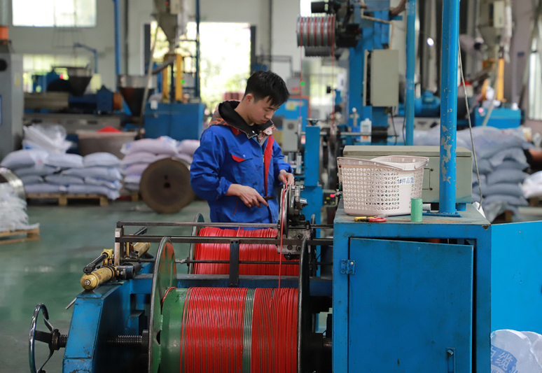 贵州固达电线电缆（集团）有限公司工人作业 肖劲松.jpg