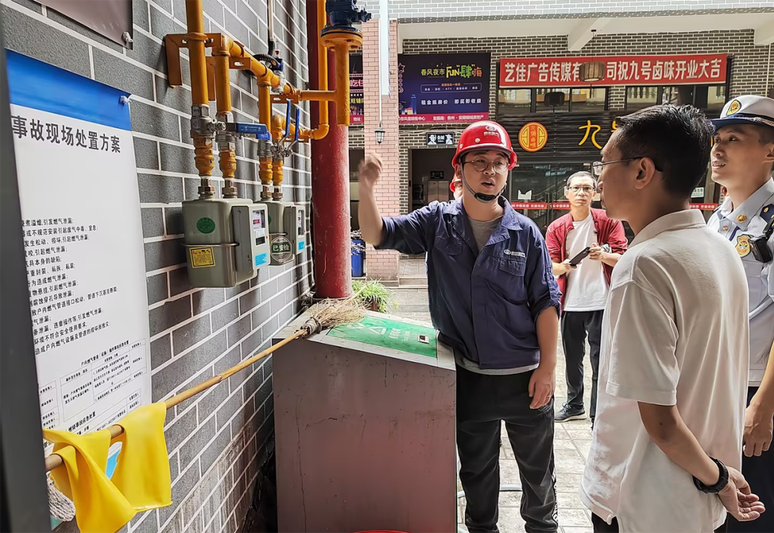 检查组检查沿街燃气管道线路设计、敷设及维护情况.png