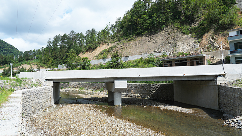 新建成的紫云县下厂桥-吴健.JPG