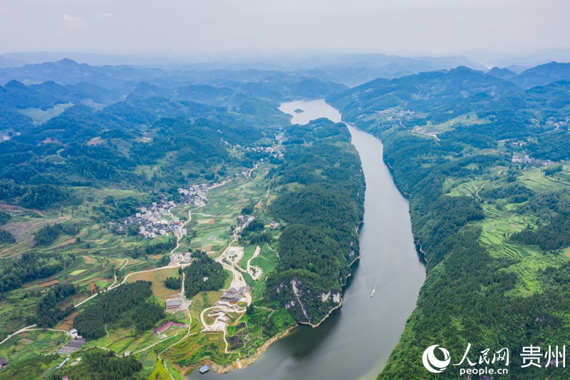 乌江俯瞰。人民网 涂敏摄