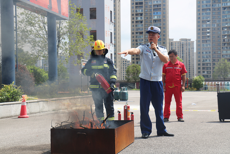 镇宁消防救援大队宣传人员讲解灭火器材、突发火情时的应急处置消防安全常识.jpg