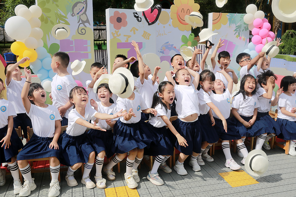 7月12日，安顺市第二幼儿园举行大班毕业活动——2023勇敢者之夜。活动在一场别开生面的“蒙童开笔礼”中拉开序幕，拜夫子、正衣冠、朱砂启智、击鼓明志、启蒙描红……开启了孩子们稚子蒙童新生活的另一个人生篇章。安顺日报融媒体中心记者 卢维