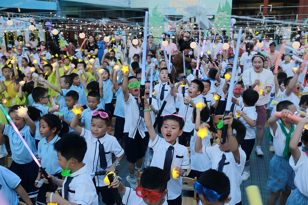 7月12日，安顺市第二幼儿园举行大班毕业活动——2023勇敢者之夜。活动在一场别开生面的“蒙童开笔礼”中拉开序幕，拜夫子、正衣冠、朱砂启智、击鼓明志、启蒙描红……开启了孩子们稚子蒙童新生活的另一个人生篇章。安顺日报融媒体中心记者 卢维