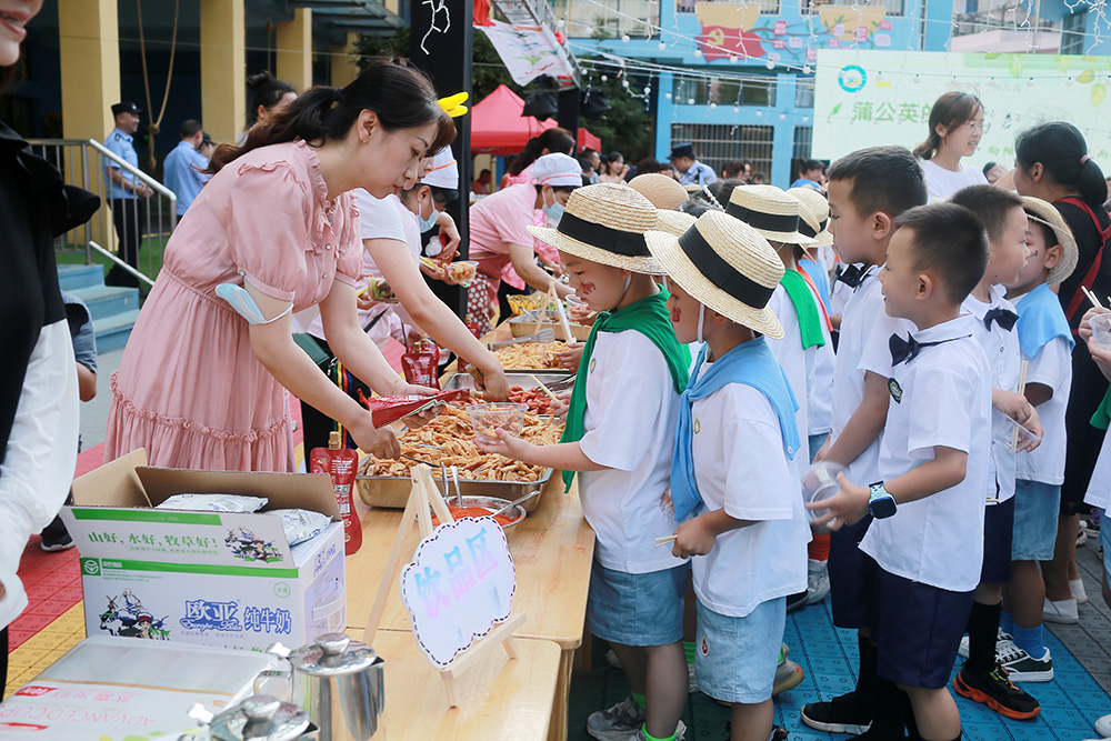 7月12日，安顺市第二幼儿园举行大班毕业活动——2023勇敢者之夜。活动在一场别开生面的“蒙童开笔礼”中拉开序幕，拜夫子、正衣冠、朱砂启智、击鼓明志、启蒙描红……开启了孩子们稚子蒙童新生活的另一个人生篇章。安顺日报融媒体中心记者 卢维